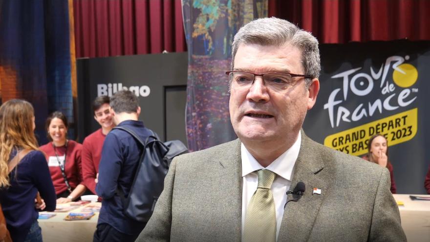 Juan Mari Aburto, alcalde de Bilbao, visita FITUR