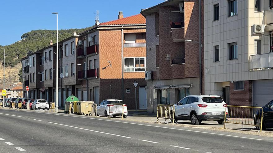 Algunas de las vallas de obra que hay junto a la travesía azagresa