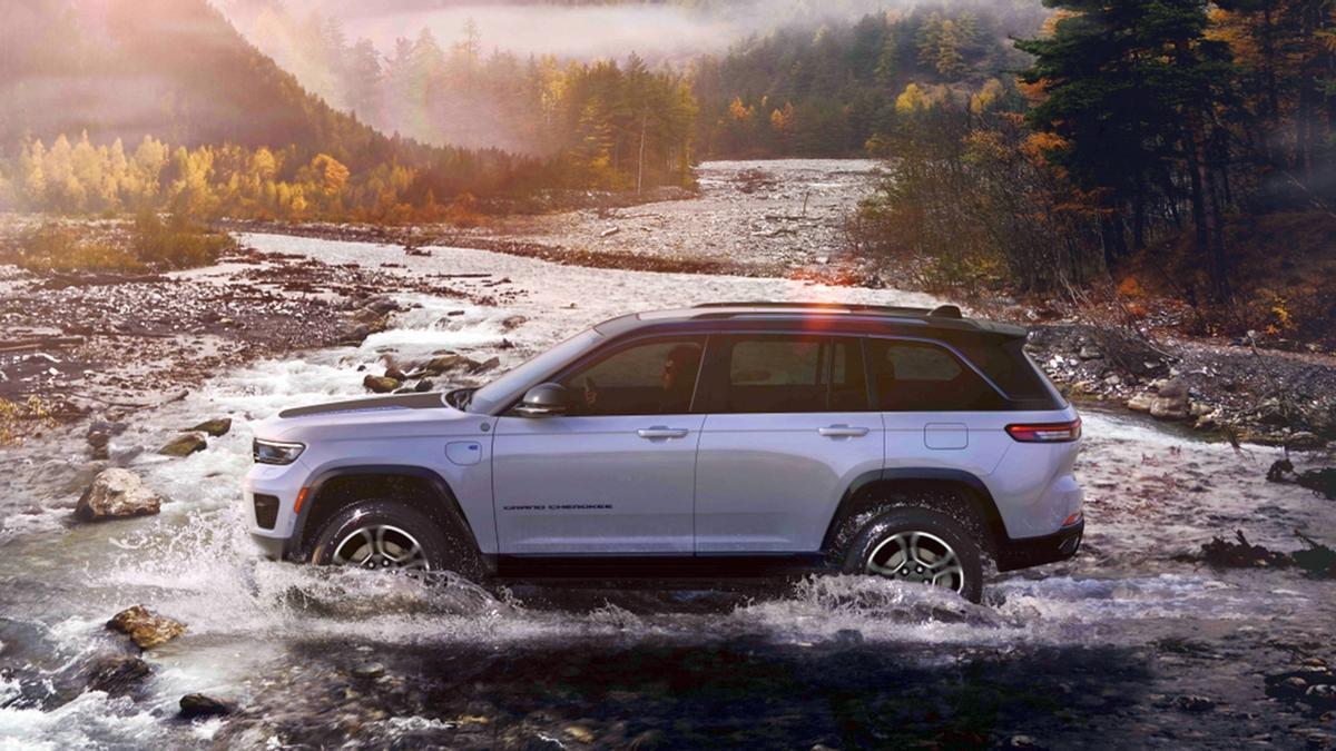 La impulsión híbrida fomenta las facultades 4x4 del Grand Cherokee.
