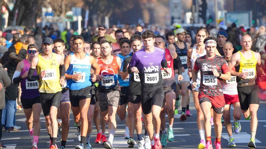 En imágenes: Cientos de corredores llenan Vitoria durante la Media Maratón