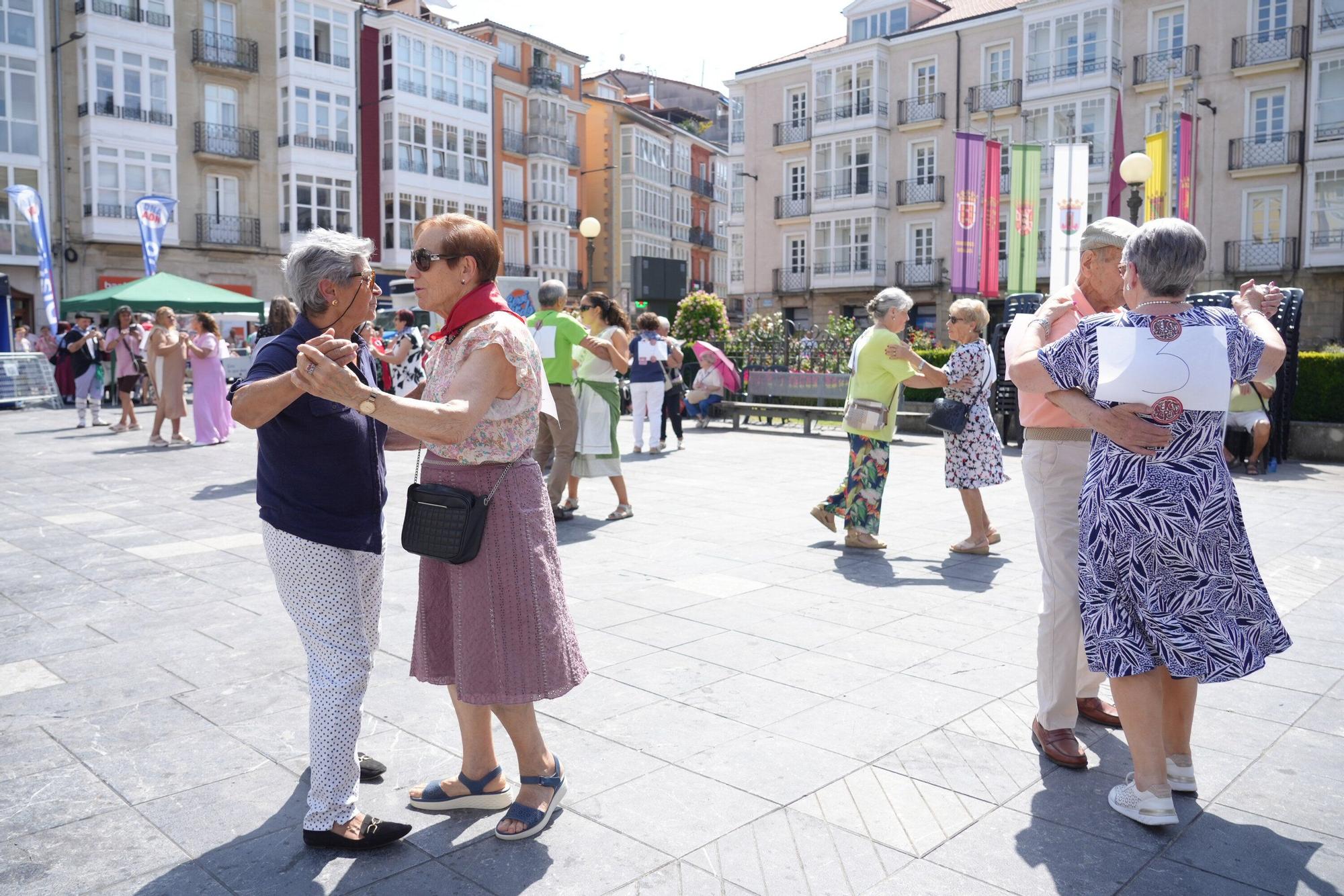 En imágenes: El meneíto veterano llena de bailables la plaza de la Provincia