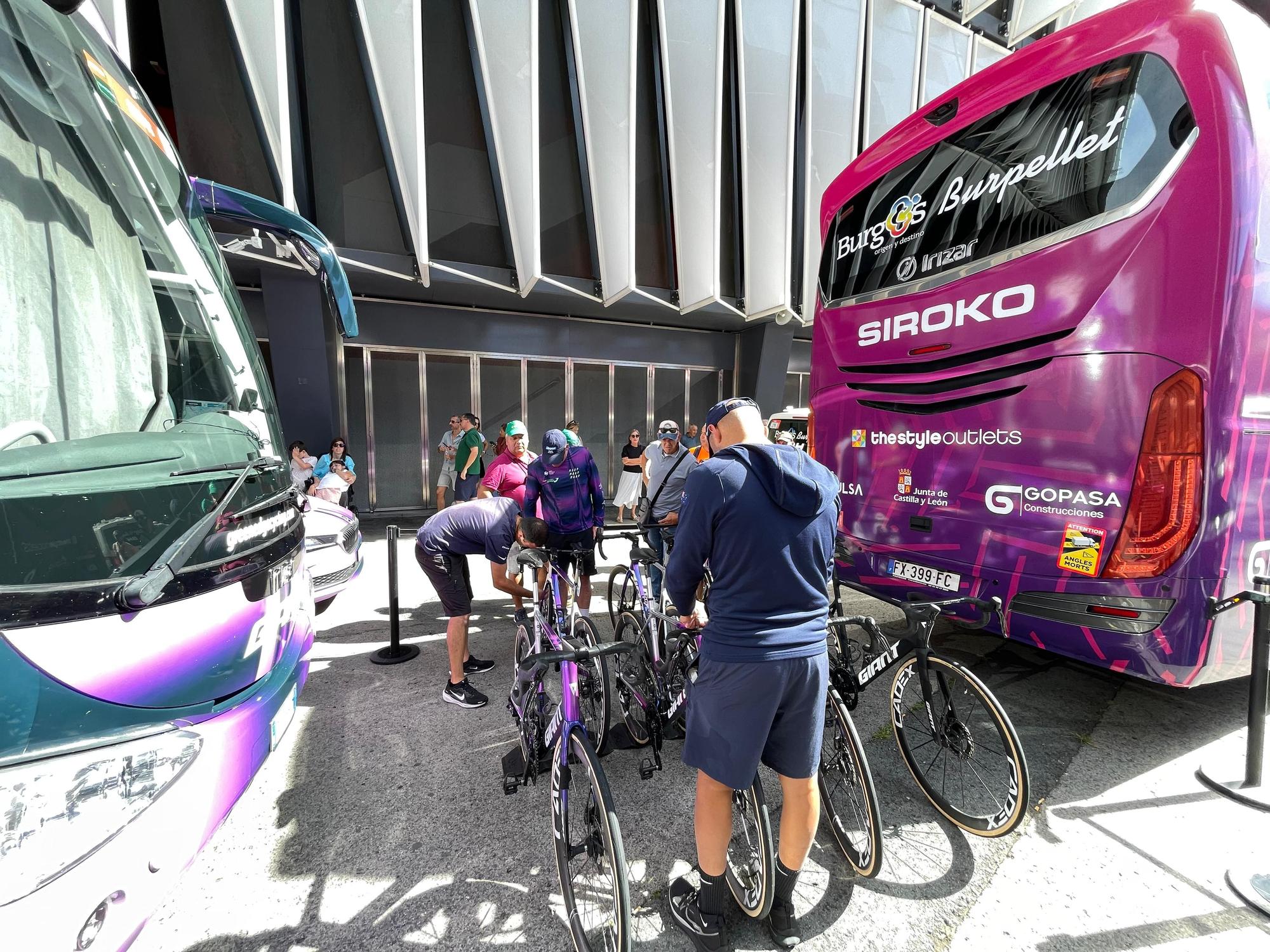 La Vuelta llega a Bizkaia: las imágenes del montaje en Bilbao