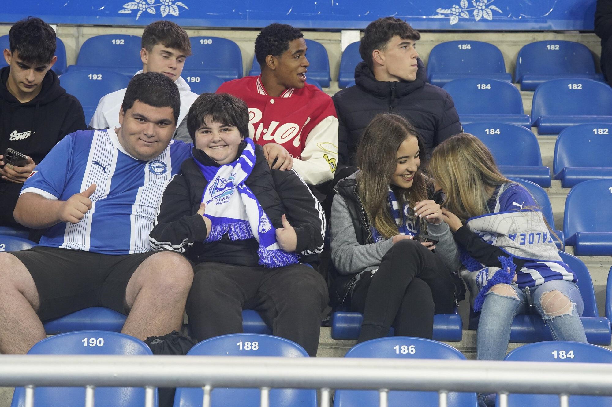 En imágenes: La afición del Alavés arropa al equipo en el duelo contra el Valladolid