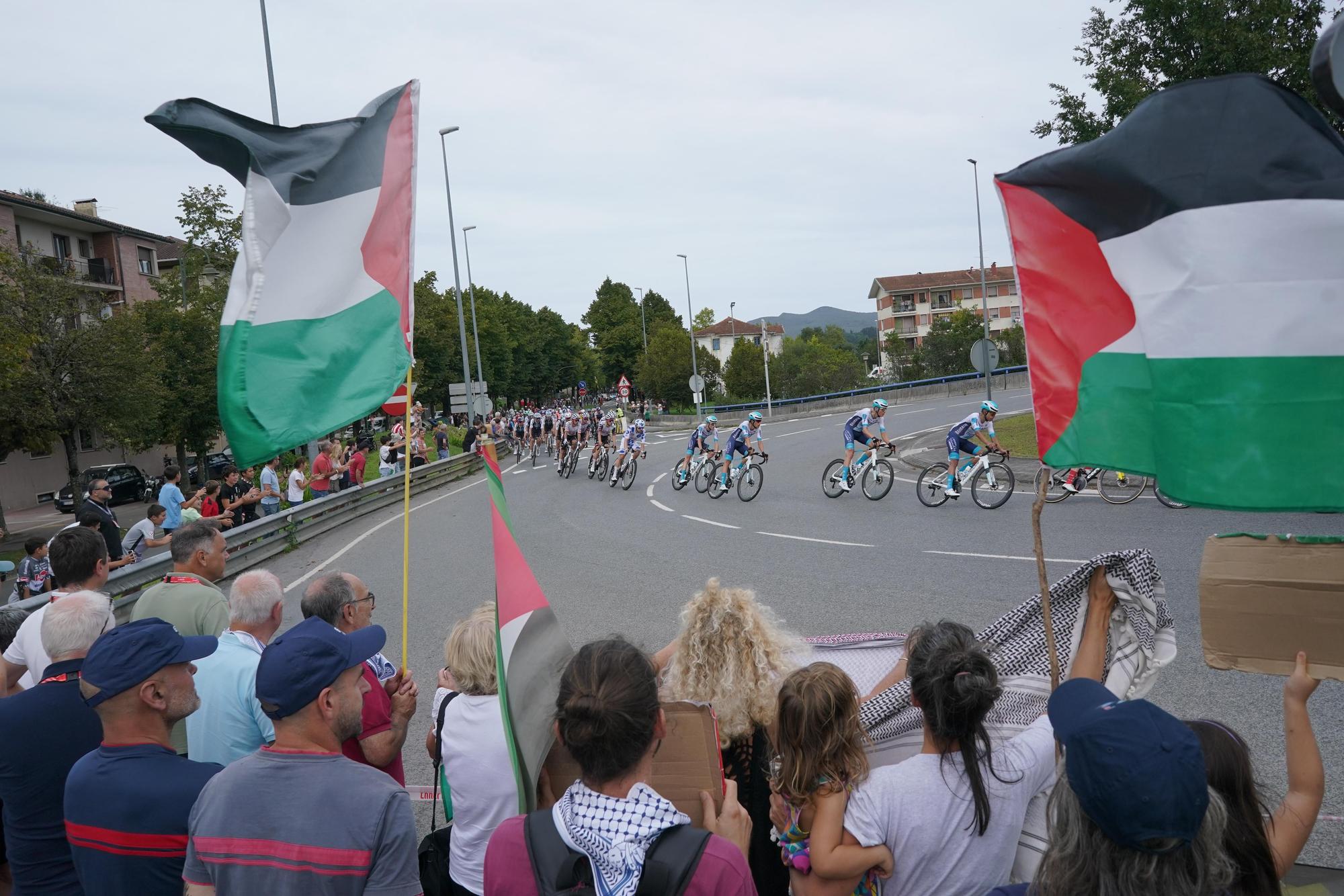 La Vuelta en Bizkaia: banderas palestinas a su paso por Gernika