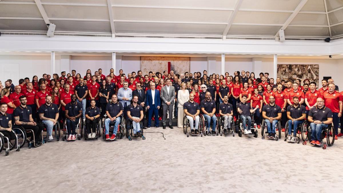 Foto de familia de los equipos participantes en los Juegos Olímpicos y Paralímpicos de París.