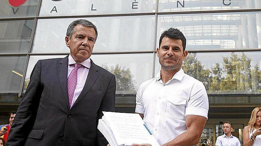Javier Sánchez Santos, ante el palacio de justicia de Valencia, con la demanda contra Julio Iglesias.