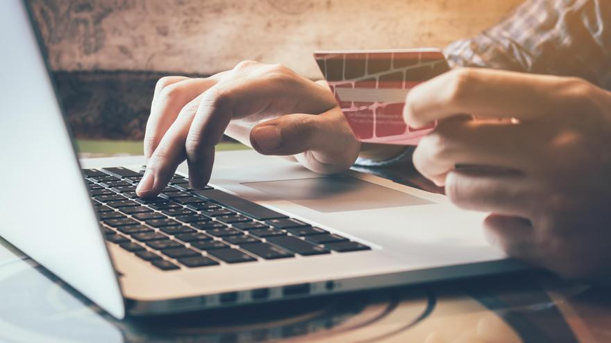 Un experto en tecnología desvela tres trucos para ahorrar dinero comprando online: "Vas a ahorrarte mucha pasta"