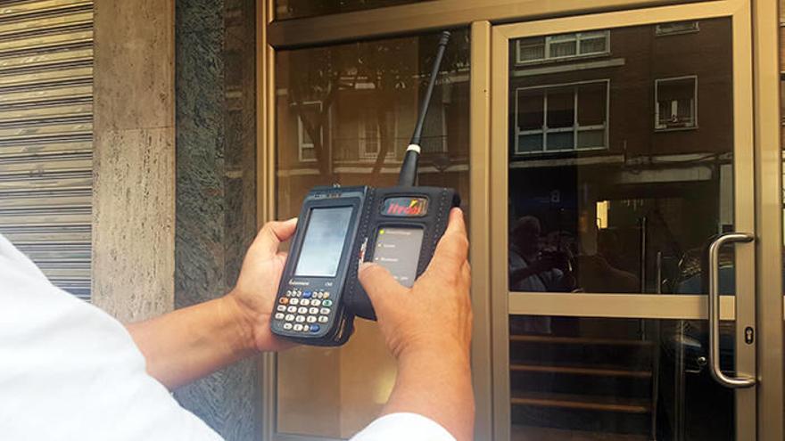 Un trabajador del Consorcio realiza la lectura de un contador desde el exterior de un portal.Foto: Oskar M. Bernal