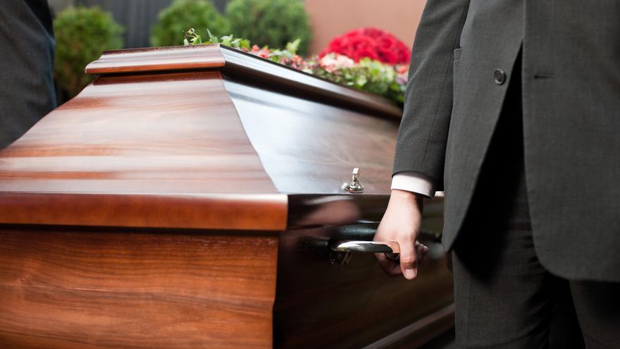 Daban por fallecido a un joven y aparece gritando en su funeral