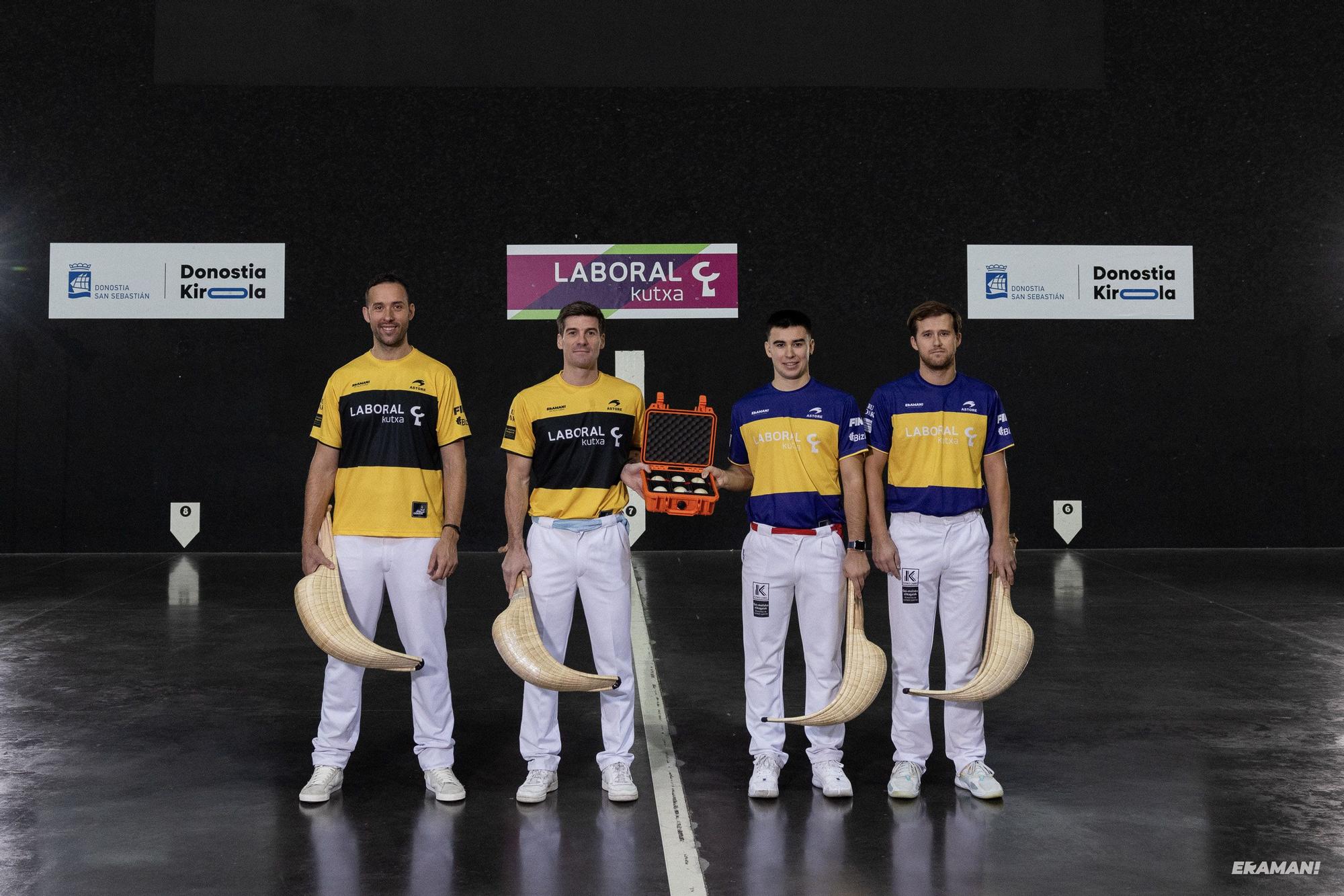 Barandika-López y Urreisti-Basque eligen material para la final de la Jai Alai League en el frontón Carmelo Balda de Donostia.