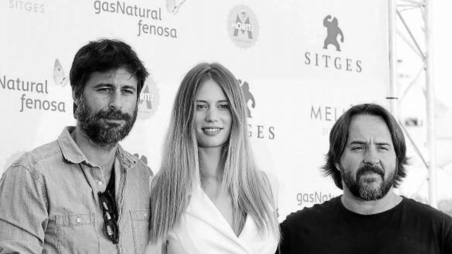 Los protagonistas del filme, Hugo Silva y Arancha Martí, junto al director argentino Federico Cueva.