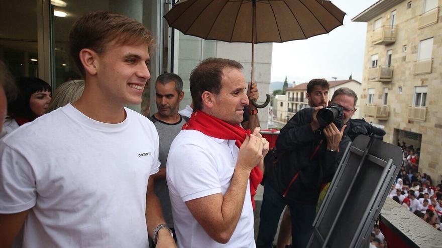 Jagoba Arrasate canta un bertso en el lanzamiento del chupinazo de Mutilva