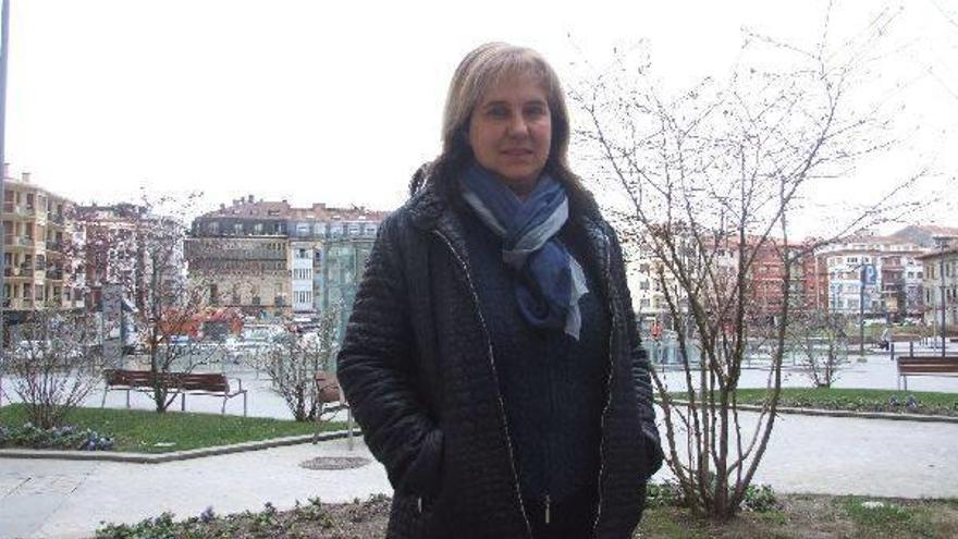 Belén Martínez, en la plazoleta Bidasoa de Irun, muy cerca de la oficina que Acubi tiene en la calle Fueros.