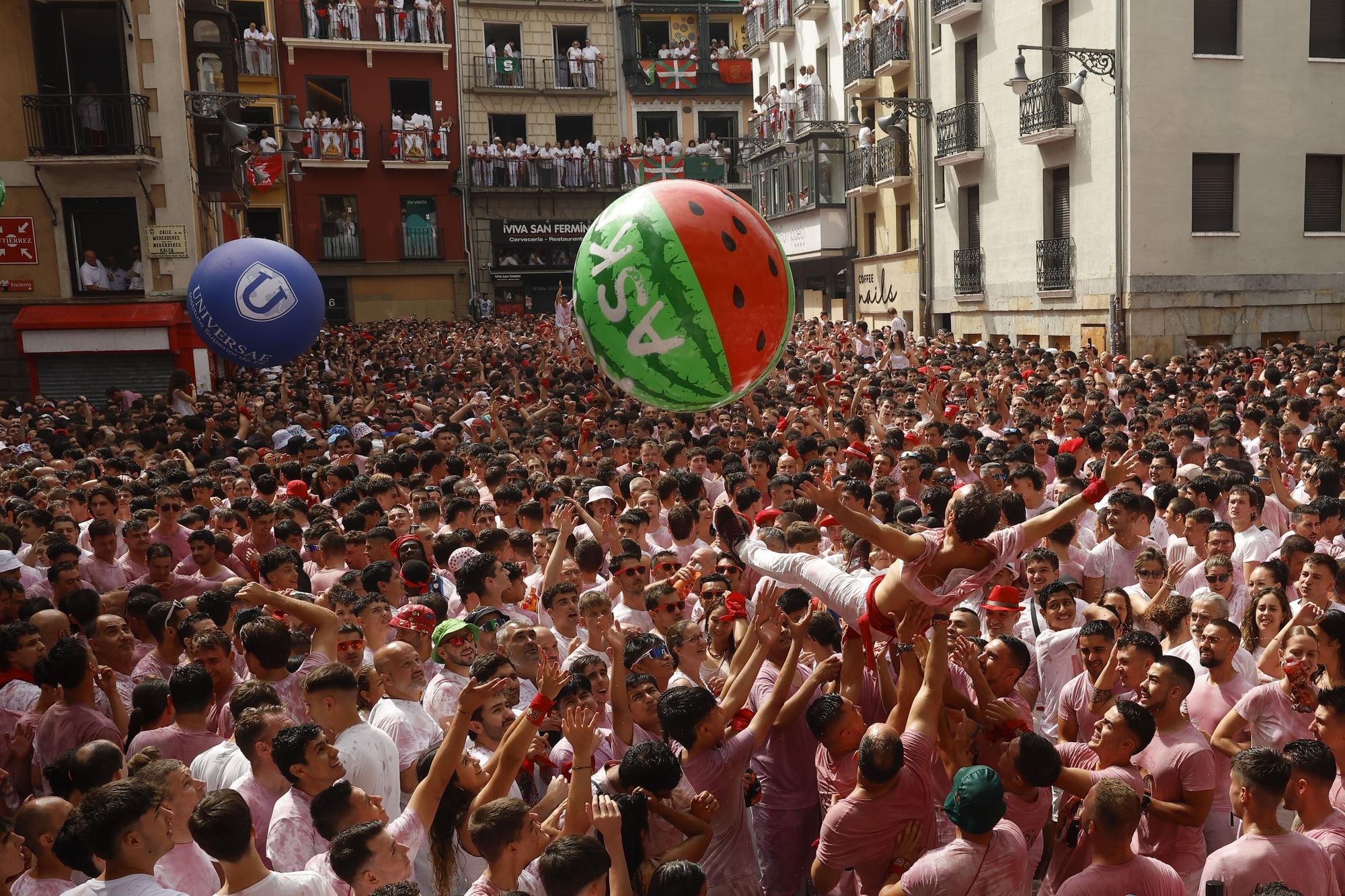 Fotos del  Chupinazo de San Fermín 2025 en Pamplona: ¡La fiesta más internacional se enciende con un grito solidario por Palestina!