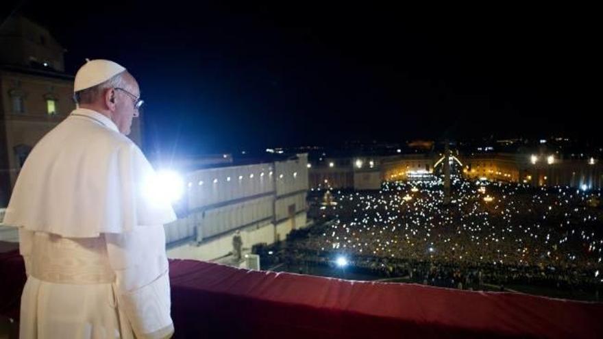 El Papa Francisco observa a los fieles desde la balconada del Vaticano