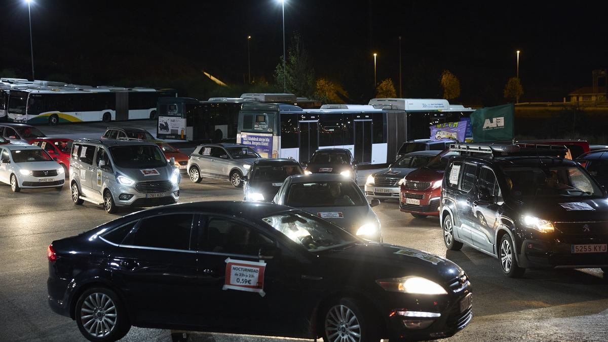Caravana de coches de trabajadores de villavesas que exigen desatascar la negociación del convenio