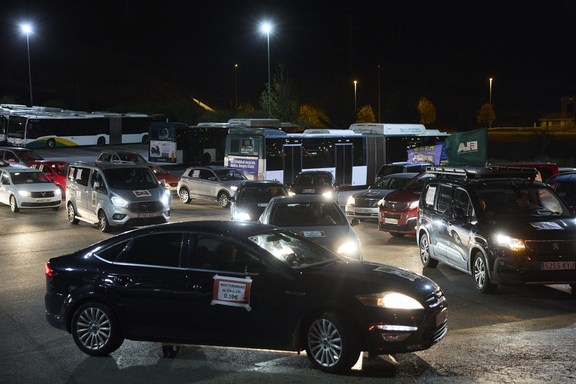 Caravana de coches de trabajadores de villavesas que exigen desatascar la negociación del convenio