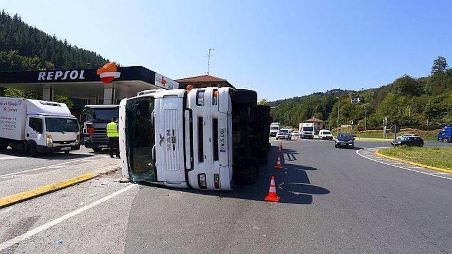 Un conductor herido tras volcar su camión en la rotonda de Erletxes