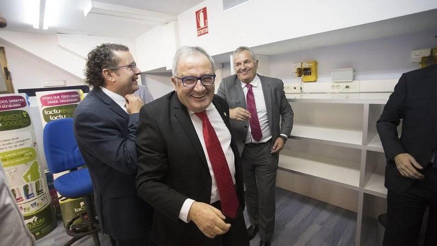 Sabalza, sonriente, tras su presentación, con Cuesta y Canal detrás.