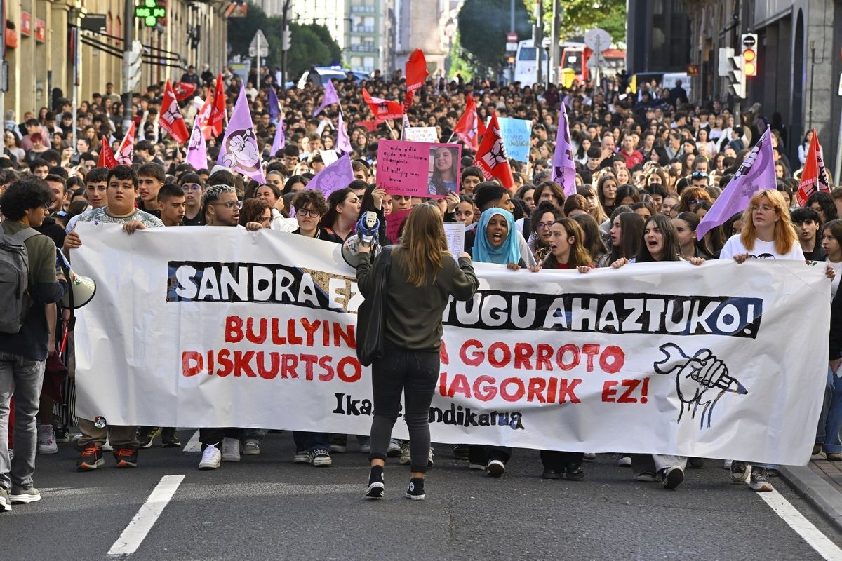 Estudiantes salen a la calle en Bilbao contra el 'bullying'