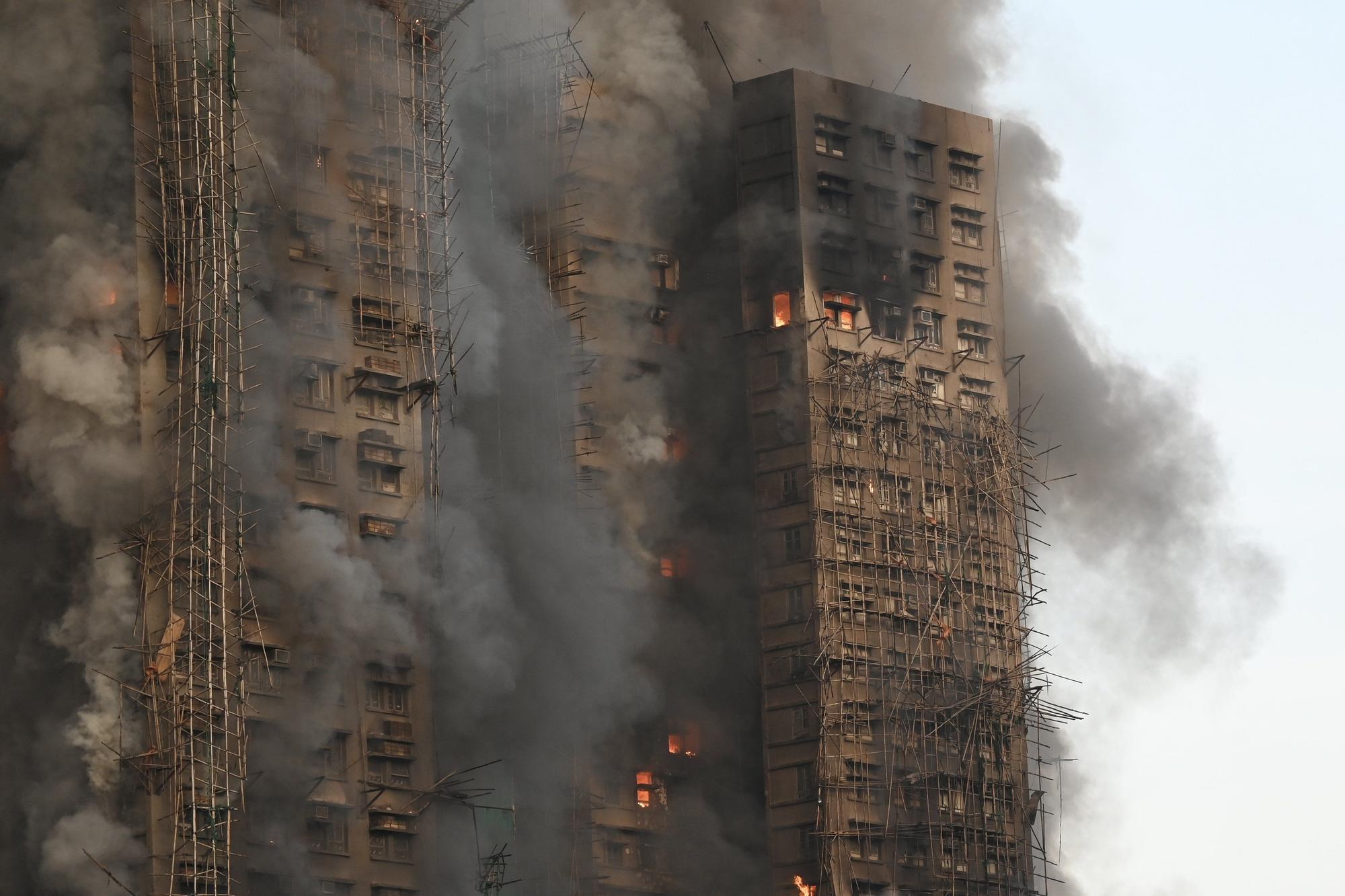 Un enorme incendio calcina un vecindario de Hong Kong