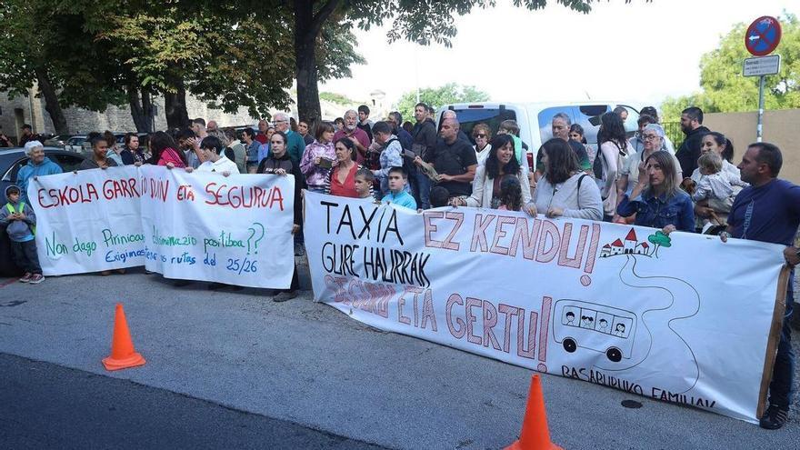 Familias del Pirineo y Basaburua plantan cara a Educación por el transporte escolar