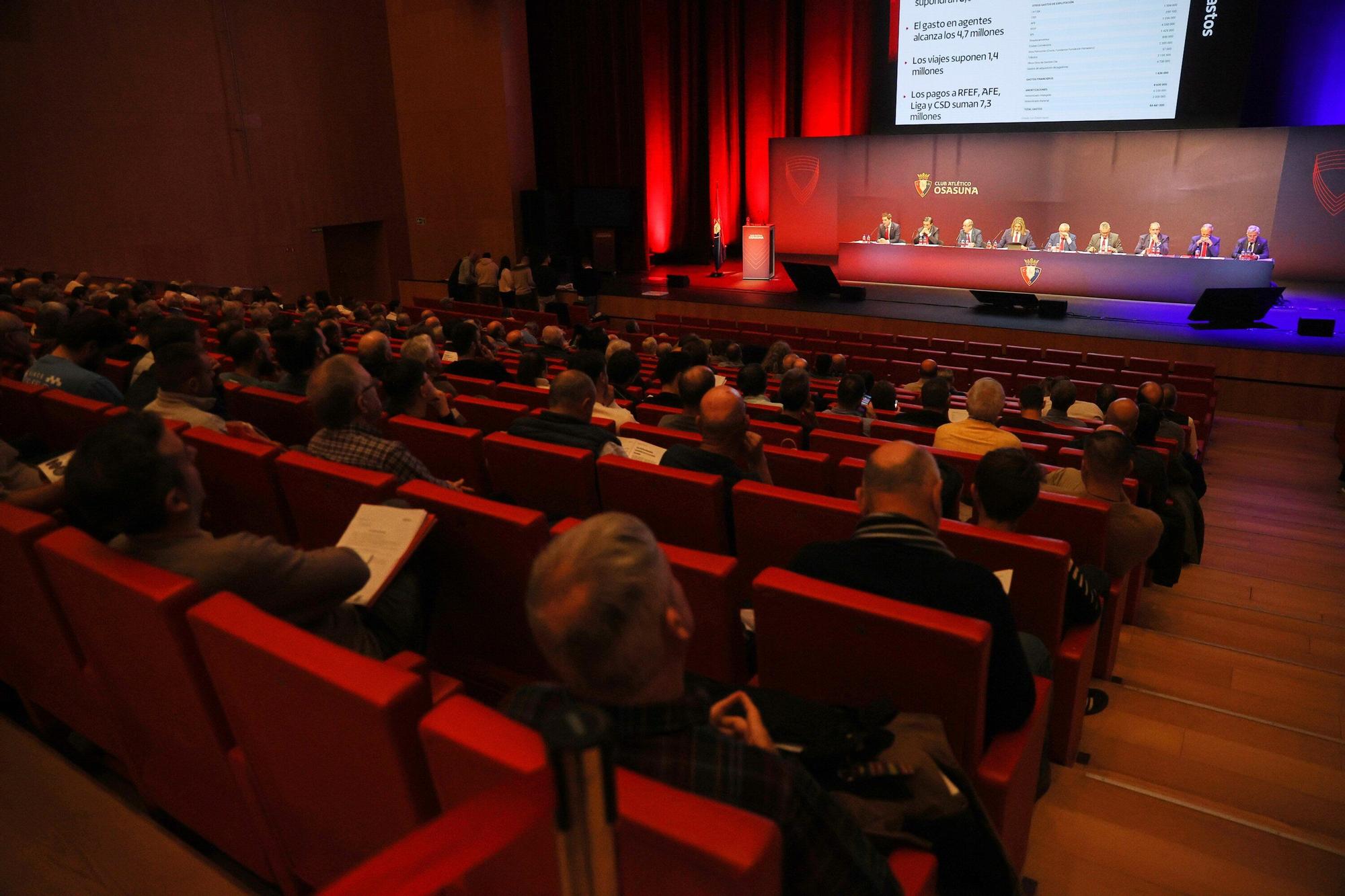 Fotos de la Asamblea de socios de Osasuna en Baluarte