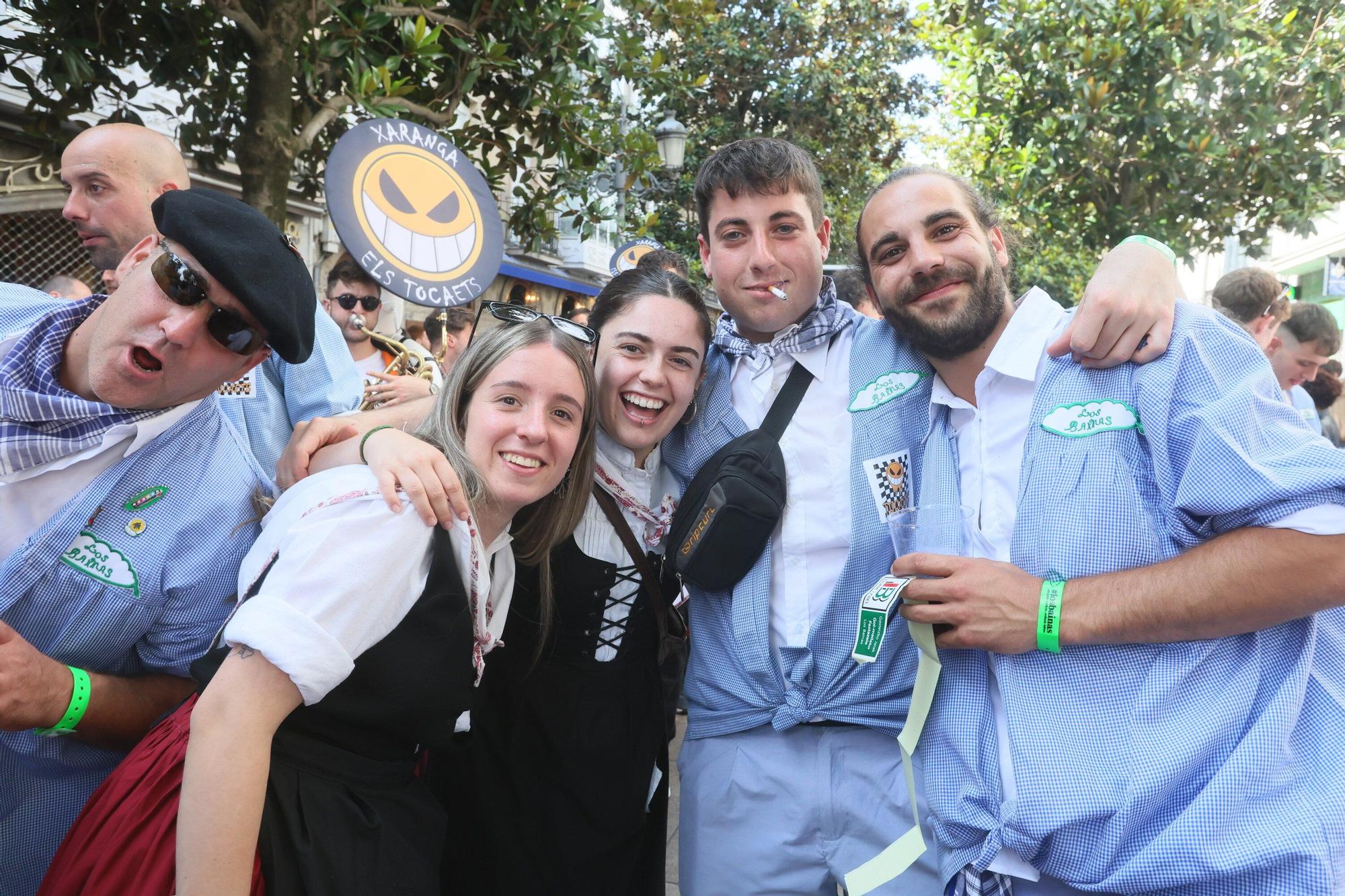 En imágenes: Blusas y neskas desfilan en una kalejira por Santiago