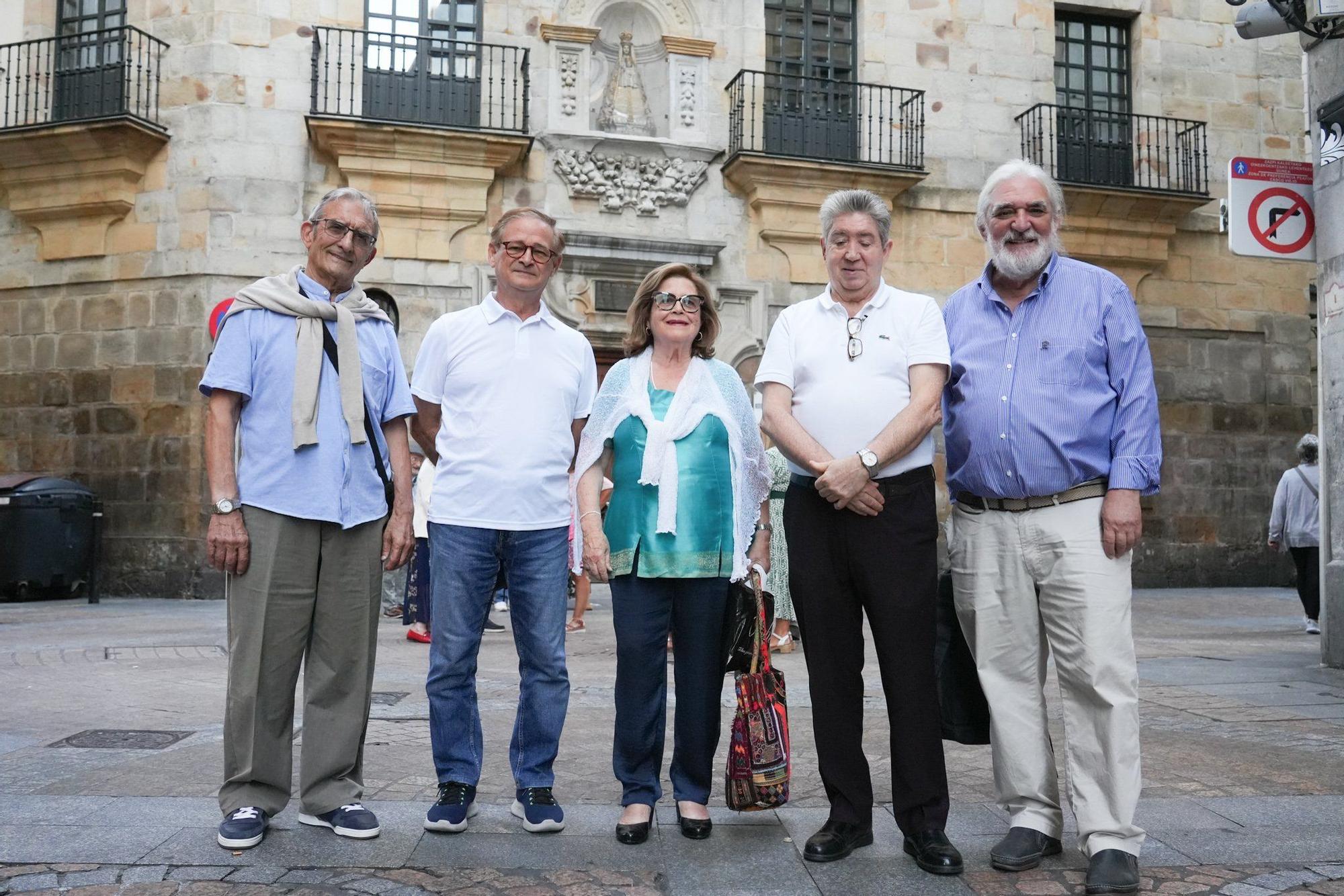 Fernando Zamora, José Ramón Muro, Loly Rubio, el vicepresidente de la Asociación Artística Vizcaína, José Ramón López, y Marino Montero.
