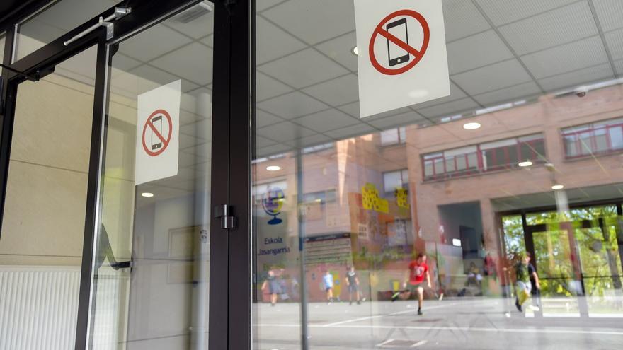 Casi la mitad del alumnado vasco pasa al menos cuatro horas diarias delante de la pantalla