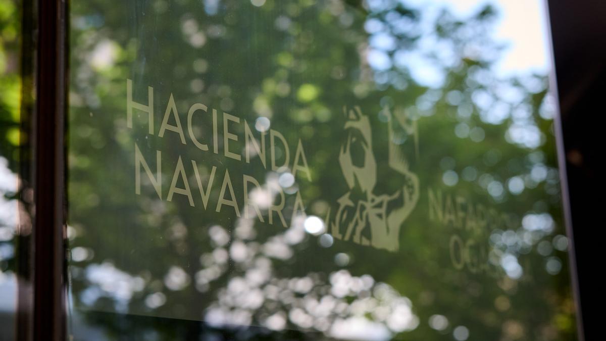 Cartel de la sede de Hacienda en Navarra.