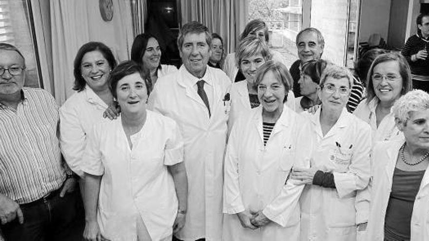 José Manuel Vizcay, en el centro, con parte del equipo médico celebrando su jubilación.
