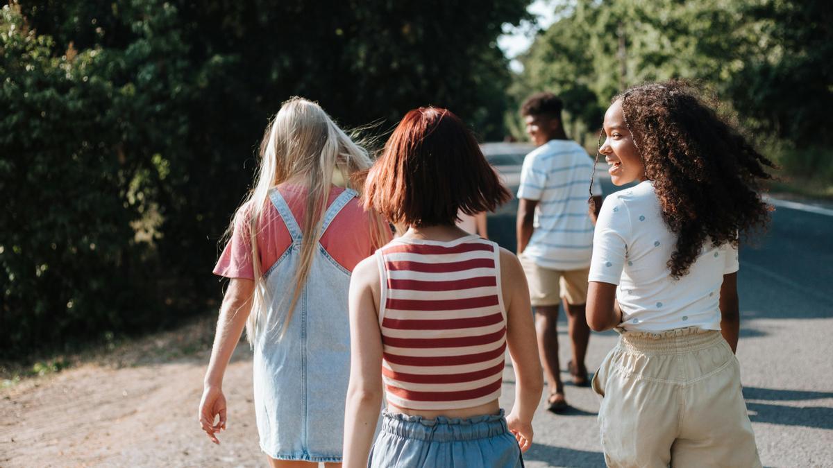 Un grupo de adolescentes caminando juntos.