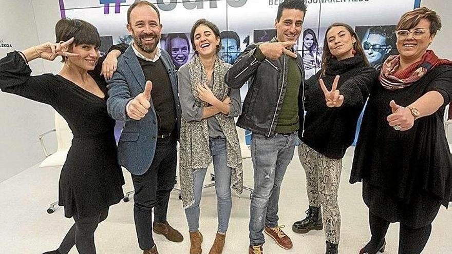 Varios de los ‘influencers’ que forman parte de la iniciativa, junto a responsables forales.