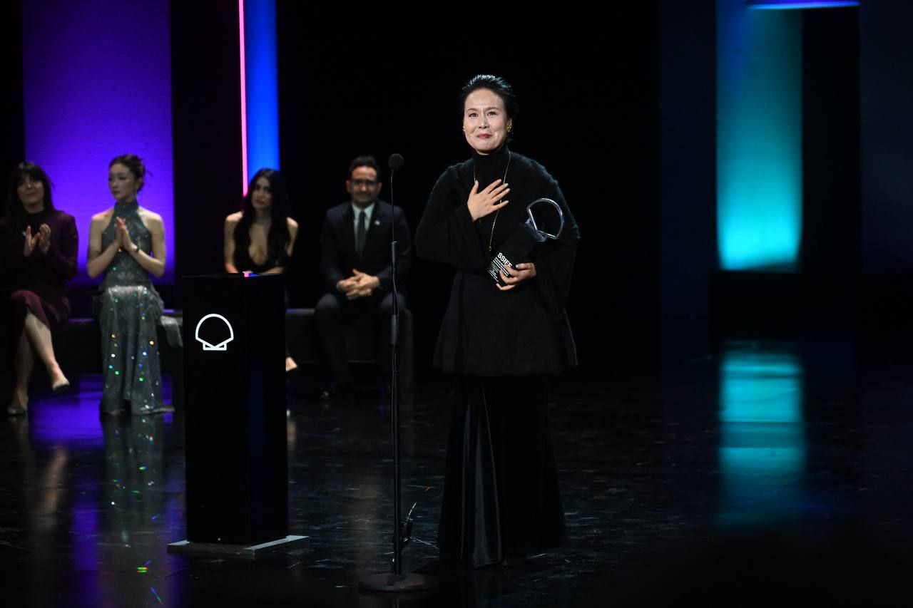 La china Zhao Xiaohong, Mejor Interpretación 'ex aequo' por 'Jianyu laide mama'