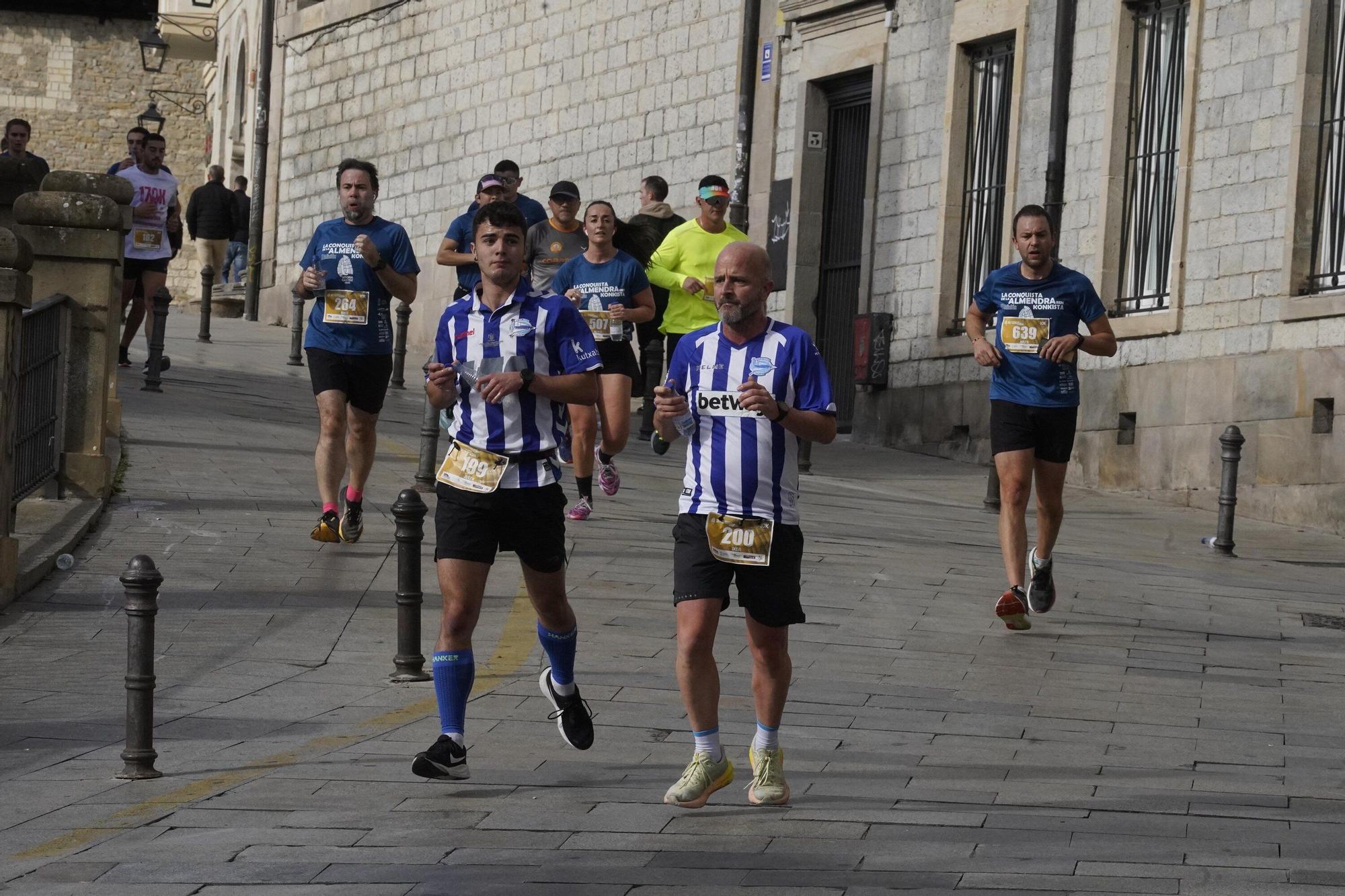 En imágenes: Miles de personas conquistan la Almendra de Gasteiz