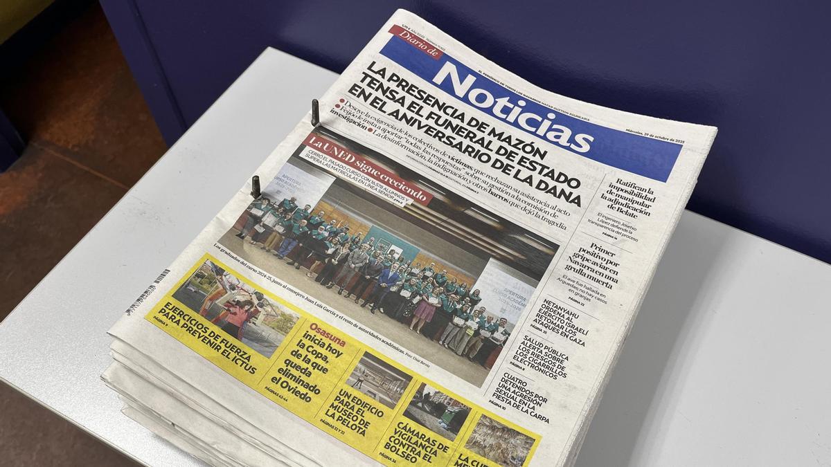 Imagen de una pila de periódicos de Diario de Noticias Imagen de una pila de periódicos de Diario de Noticias