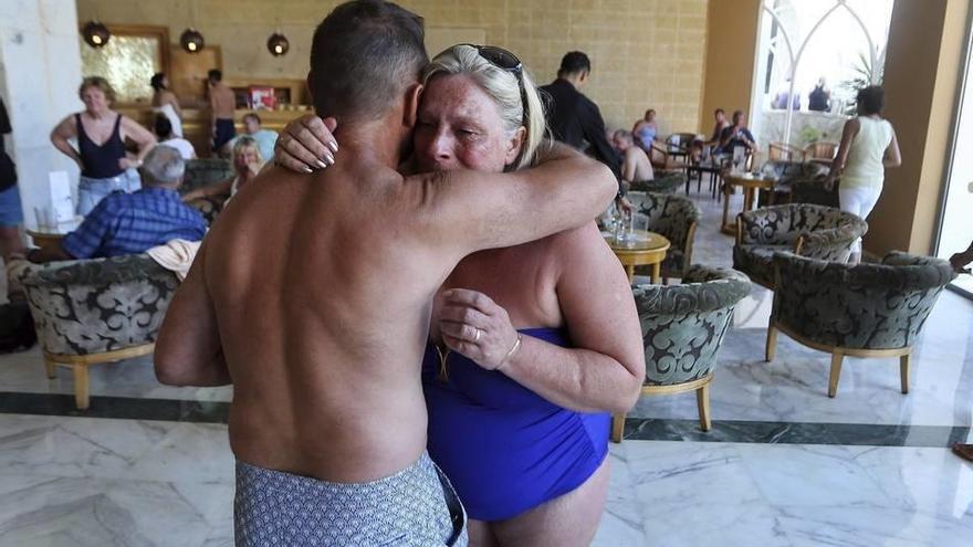 Dos turistas se consuelan en el hotel.