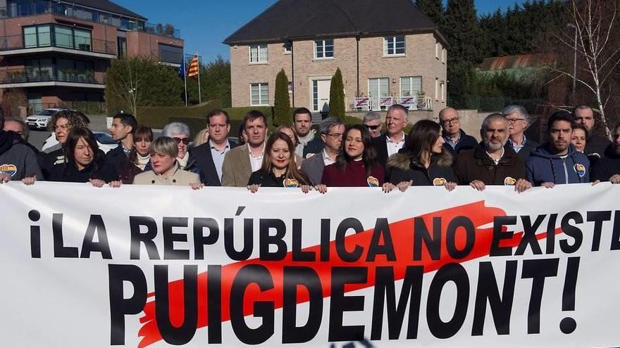 La portavoz de Ciudadanos en Catalunya, Inés Arrimadas (c), acompañada de los diputados del grupo ante la denominada Casa de la República de Waterloo.