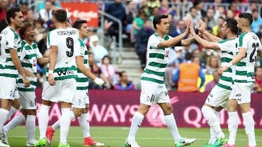 Los jugadores del Eibar celebran el gol marcado hoy.