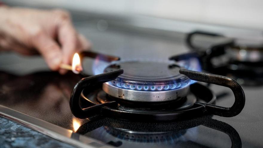 Los descuentos en electricidad y gas natural se acaban y permanecen los de los carburantes