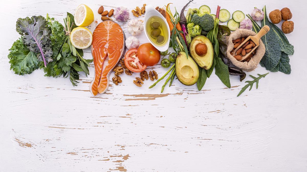 Las verduras de hoja verde, el salmón y los frutos secos son algunos alimentos que previenen el deterioro cognitivo.