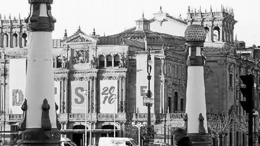 Vista del Teatro Victoria Eugenia desde el puente del Kursaal.