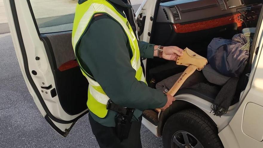 Hallan un hacha oculta en un coche en el Puerto de Bilbao