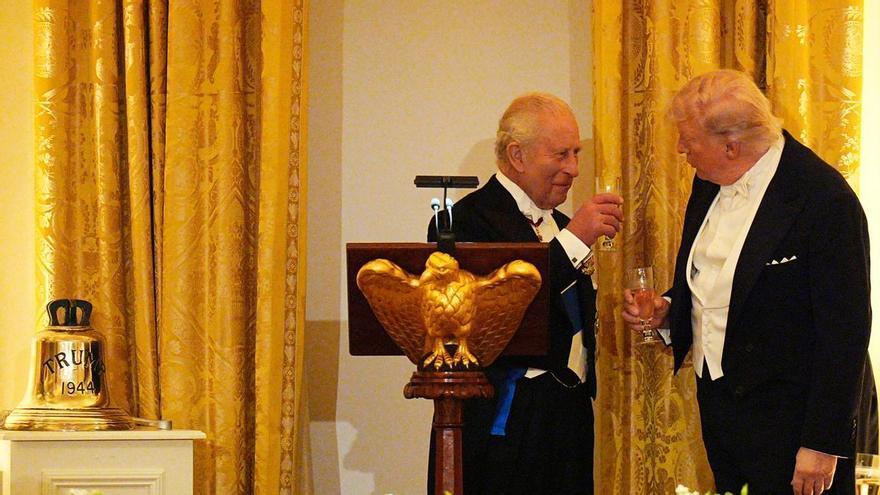 Carlos III tira de humor británico ante un Trump que pone a prueba su neutralidad