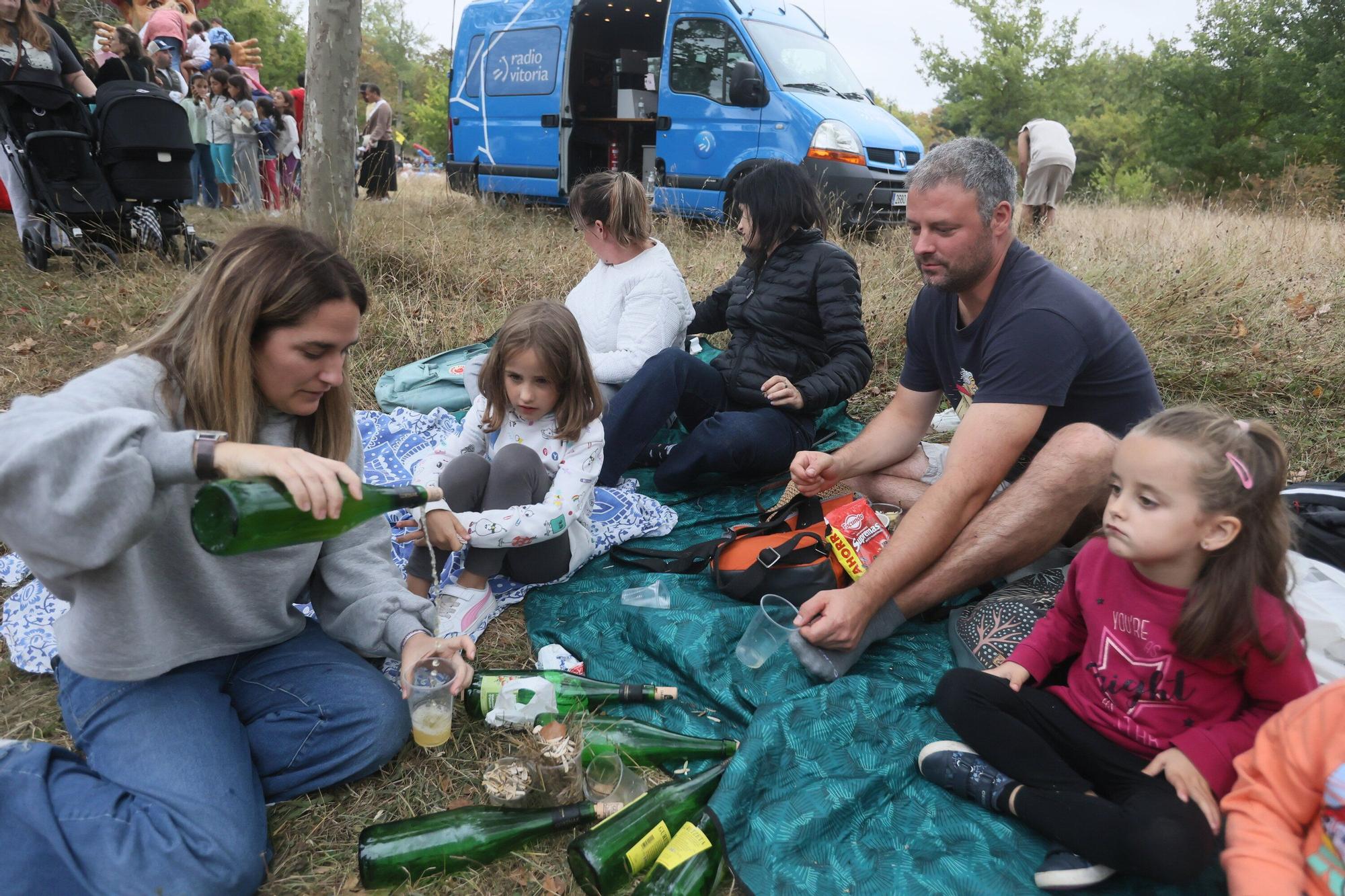 En imágenes: Las campas de Olarizu se llenan de fiesta