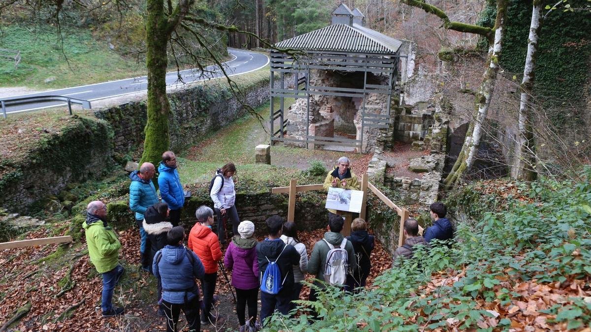 Paco Labé, arqueólogo y guía, explica las curiosidades de los hornos a su público.