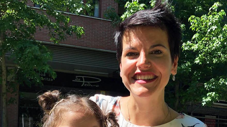 Esti posa junto a su hija Amaia, de 5 años, en el parque Zelaieta de Amorebieta-Etxano. Foto: A. Salterain