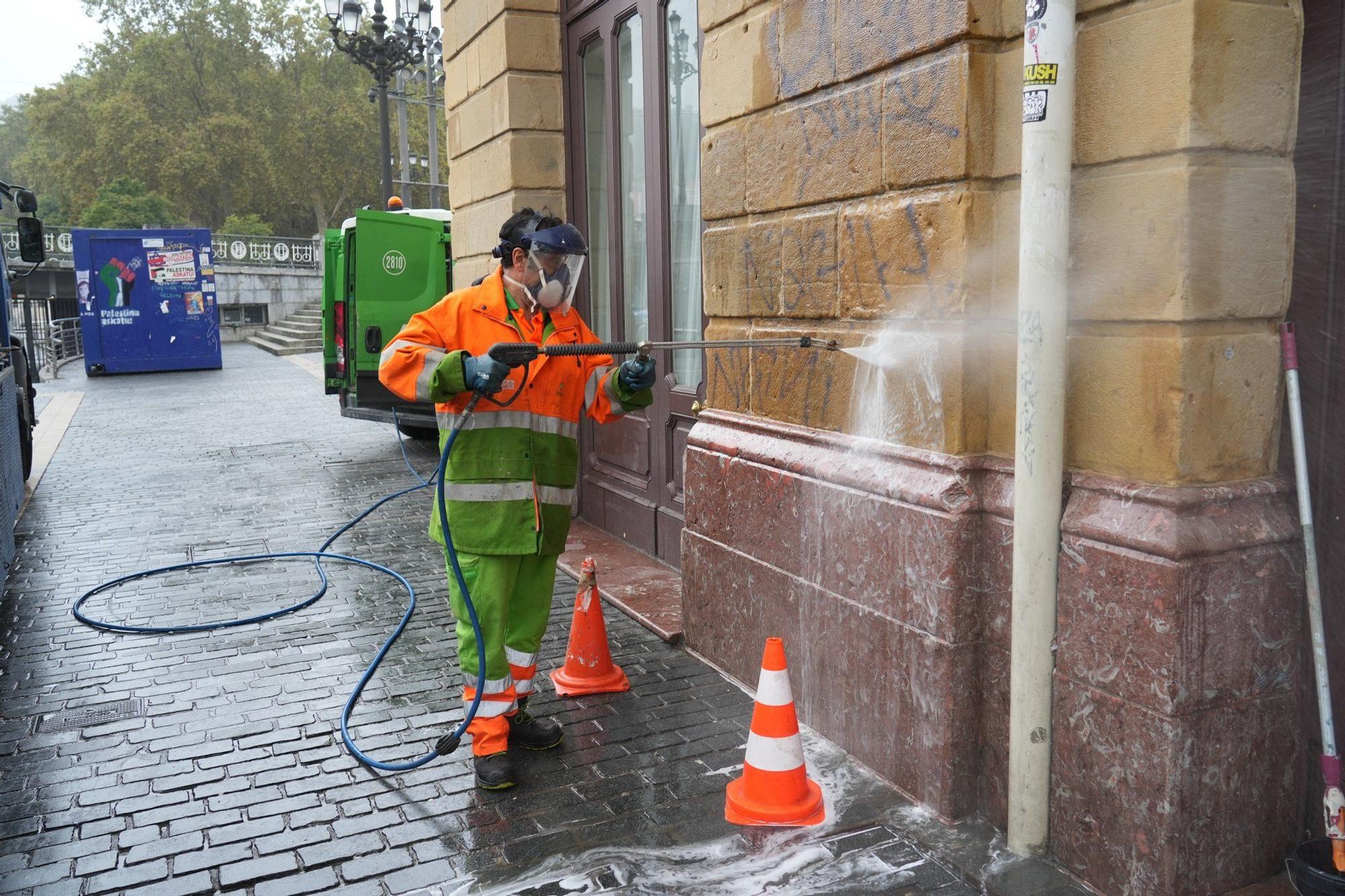 En imágenes: Comienzan a limpiar las pintadas del Teatro Arriaga