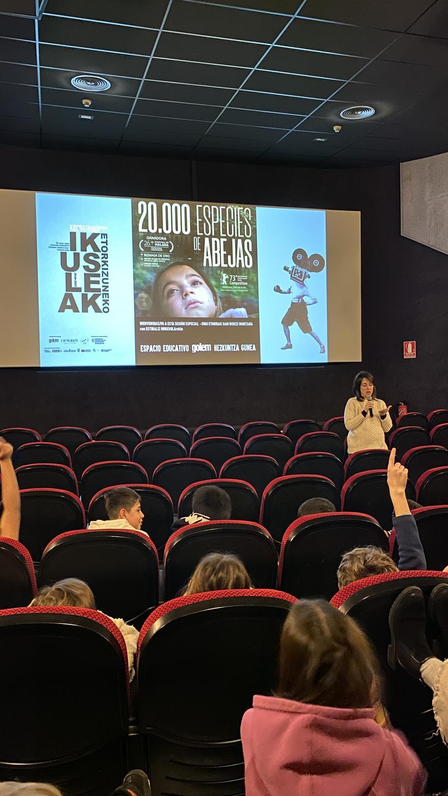 Encuentro de alumnado con la directora Estíbaliz Urresola.